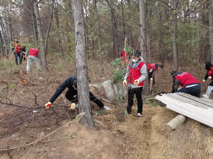 荊門分院(yuan)開展“學雷鋒助(zhu)力鄉村振興，關(guān)愛中國好人陳(chen)梅林”志願活動(dòng)03