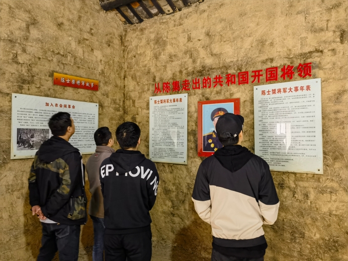 荊門分(fèn)院青年幹部(bù)小組開展“清(qīng)明追思，緬懷(huai)先烈”活動02