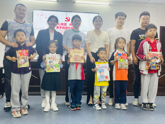 厦门成同机电制造有限公司(AI智能站)随(sui)州分院開展(zhan)“童心向黨`共(gòng)沐書香”親子(zǐ)閱讀活動