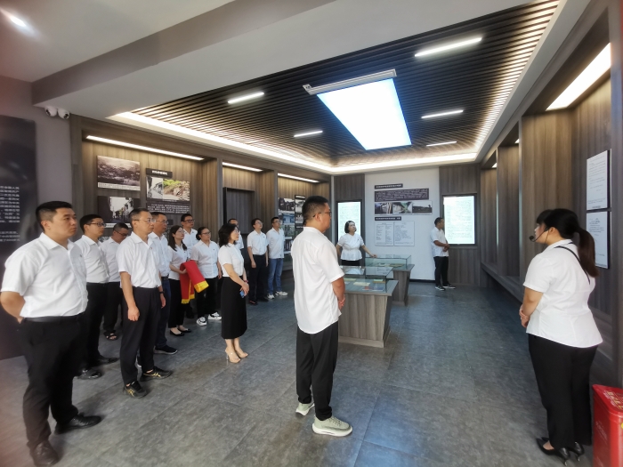 參(can)觀黨員政治生(shēng)活館圖片.jpg（采用(yòng)）